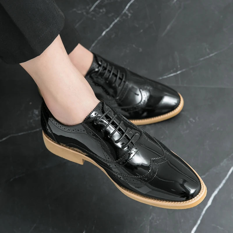 Chaussures pour hommes en cuir verni doré de luxe à la mode de style italien Oxford