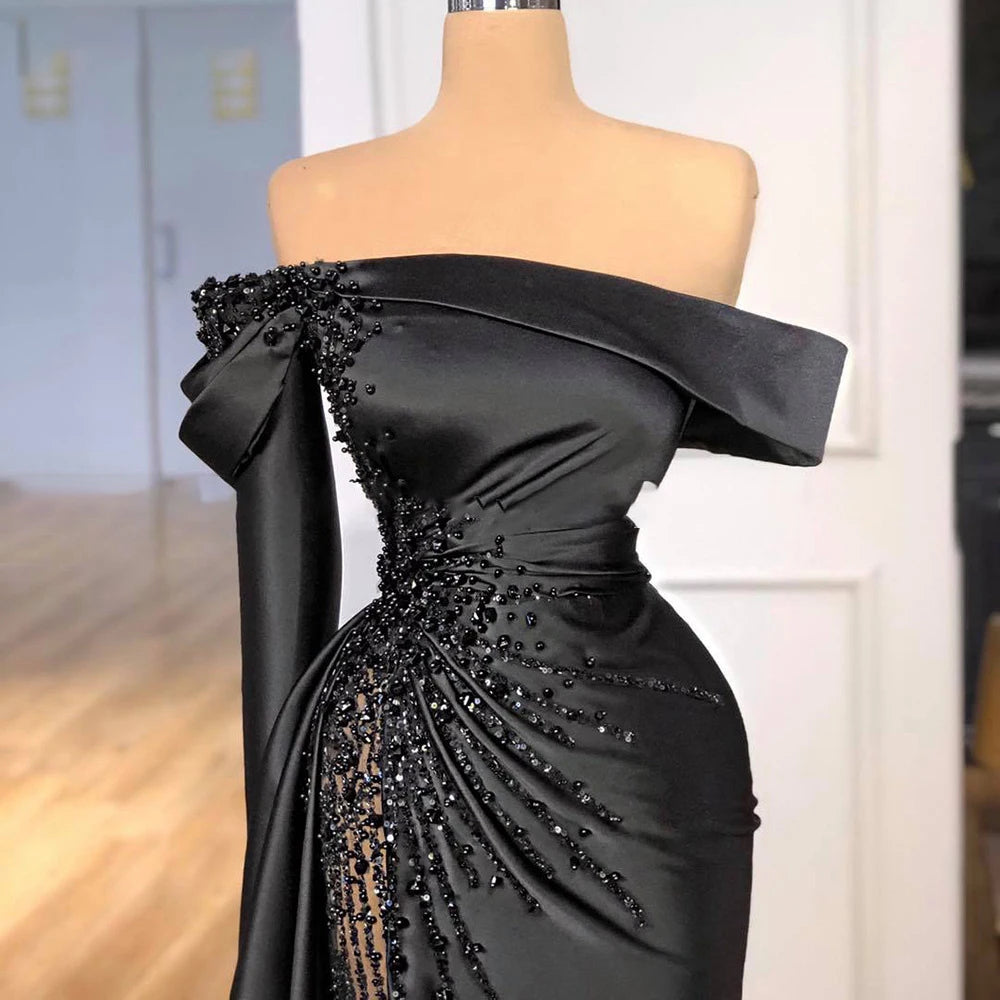 Lily – robe de soirée noire, épaules dénudées, perles de luxe