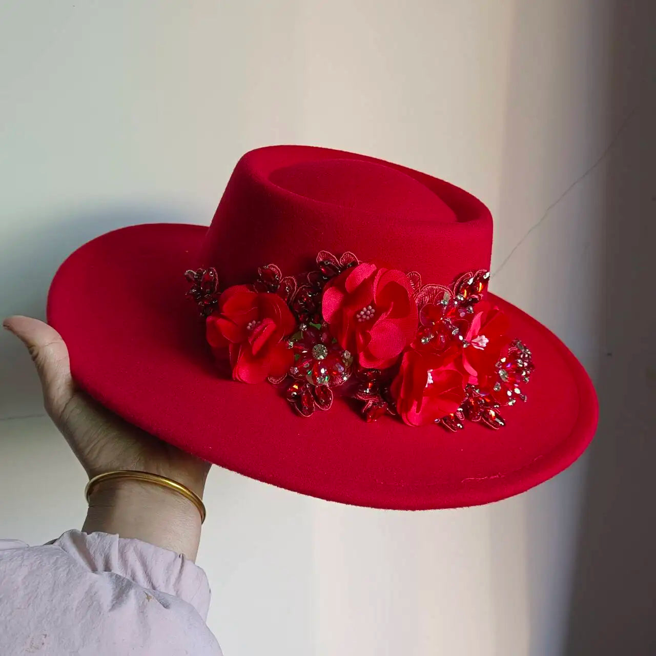 Article comforme à l'image, créez votre style en choisissant votre taille, couleur pour une satifaction parfaite!