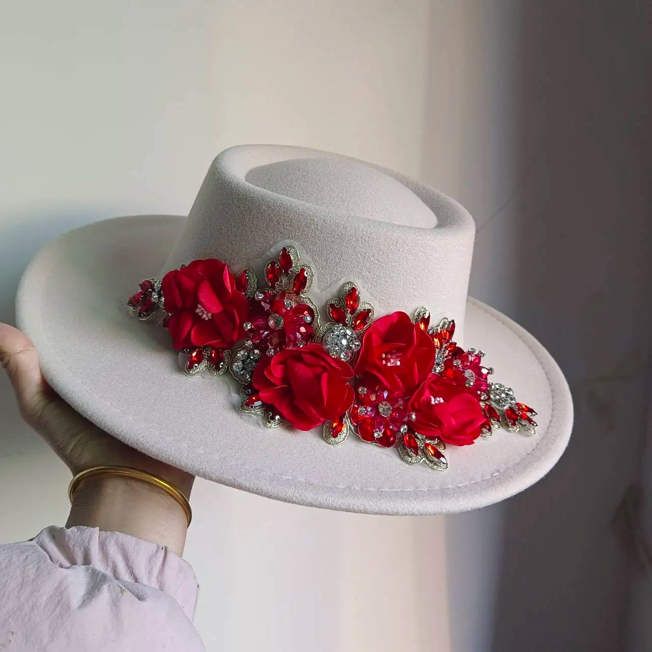 Article comforme à l'image, créez votre style en choisissant votre taille, couleur pour une satifaction parfaite!